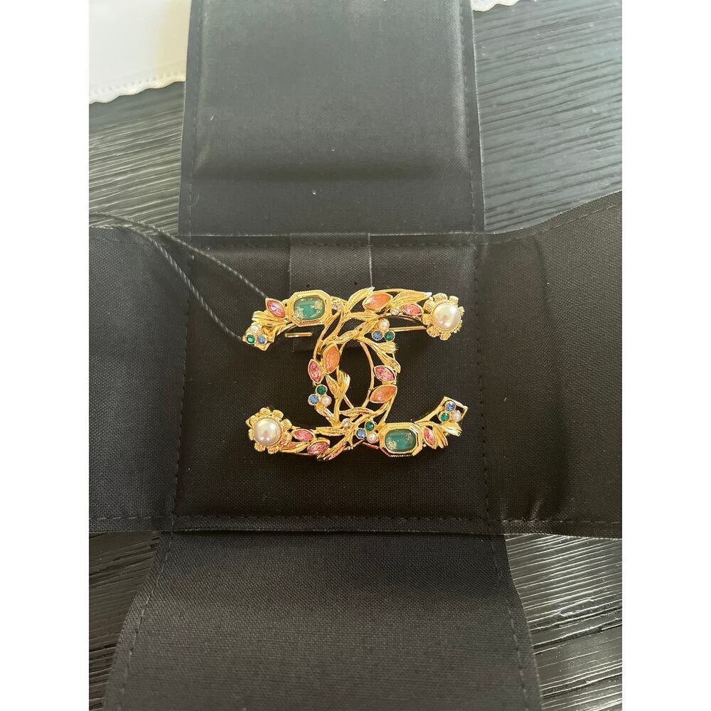 Chanel brooch multi stone pearl gold tone 2022 - Picture 8 of 14
